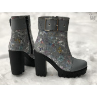 Полусапоги из серого нубука с принтом под цветы с ремешком Арт. 18-2