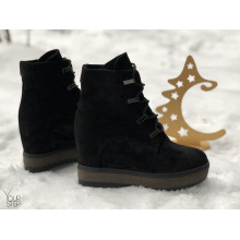 Ботинки на скрытой танкетке из черной замши с напылением с фурнитурой Арт. R-3-0010