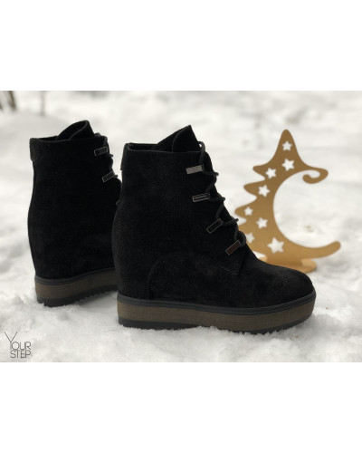 Ботинки на скрытой танкетке из черной замши с напылением с фурнитурой Арт. R-3-0010