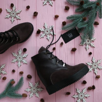 Ботинки на скрытой танкетке из замши и кожи цвета какао с фурнитурой Арт. R-3-0010