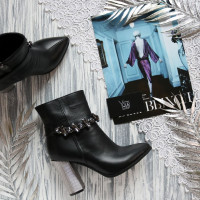 Ботинки из черной кожи с фурнитурой на серебряном каблуке Арт. 35-10/42Ser-3647