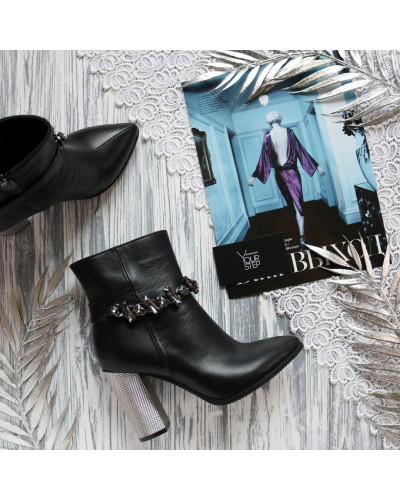 Ботинки из черной кожи с фурнитурой на серебряном каблуке Арт. 35-10/42Ser-3647