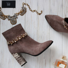 Ботинки на устойчивом каблуке цвета капучино с фурнитурой на принтовом каблуке Арт. 35-10/44Ок-3647