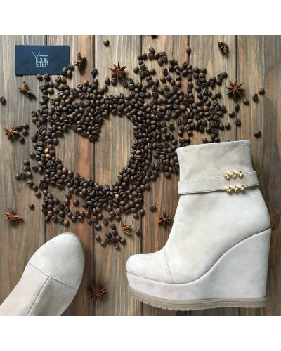 Полусапоги на танкетке из бежевого велюра Арт. 18-6Ot-3656