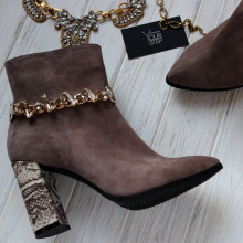 Ботинки на устойчивом каблуке цвета капучино с фурнитурой на принтовом каблуке Арт. 35-10/44Ок-3647