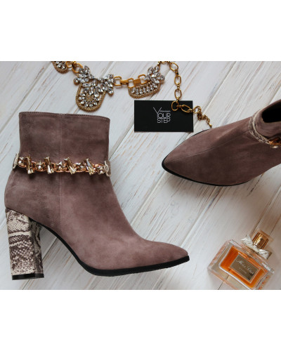 Ботинки на устойчивом каблуке цвета капучино с фурнитурой на принтовом каблуке Арт. 35-10/44Ок-3647