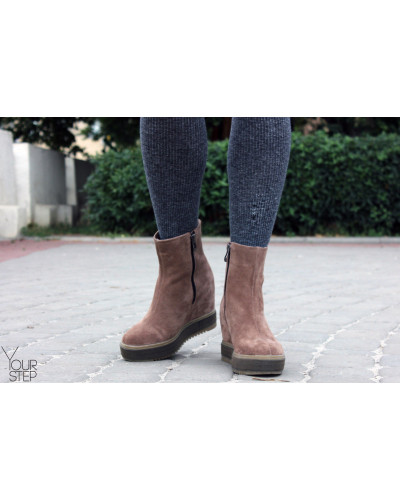 Ботинки на скрытой танкетке из велюра цвета капучино Арт. R-1