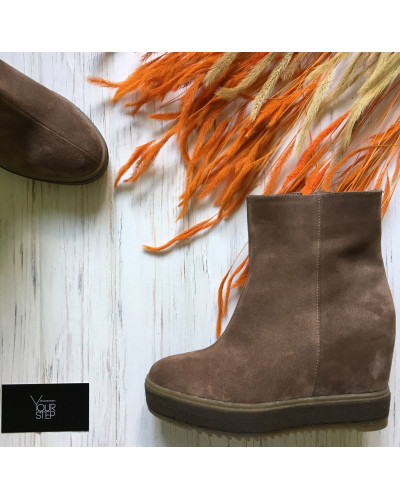 Ботинки на скрытой танкетке из велюра цвета капучино Арт. R-1