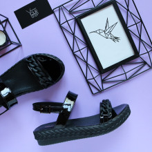 Босоножки из черной лаковой кожи с фурнитурой Арт. 10-10/045F