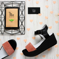 Босоніжки з чорної шкіри на високій підошві Арт. 352-1