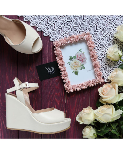 Босоніжки бежевого кольору на танкетці Арт. 11-1Ot