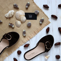 Шльопанці кольору шоколад з пряжкою Арт. 10-15Lib