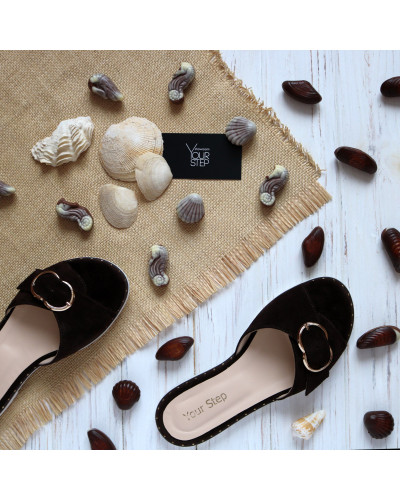 Шльопанці кольору шоколад з пряжкою Арт. 10-15Lib