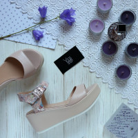 Босоніжки пудрового кольору на танкетці Арт. 352-2