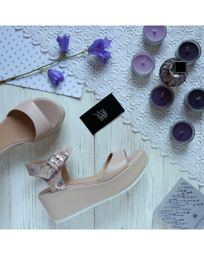 Босоніжки пудрового кольору на танкетці Арт. 352-2