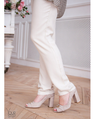 Туфли из велюра бежевого цвета с фурнитурой Арт. 95-4/44ОК-2549