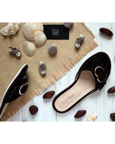 Шльопанці кольору шоколад з пряжкою Арт. 10-15Lib