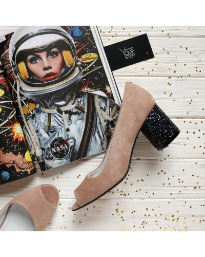 Туфли из бежевого велюра на блестящем низком каблуке Арт. 605-3/45Ок