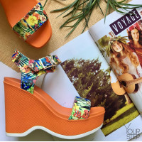 Босоножки на танкетке из кожи с принтом тропики Арт.: 716-2