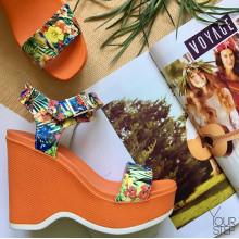 Босоножки на танкетке из кожи с принтом тропики Арт.: 716-2