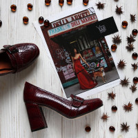 Туфли из бордовой лаковой кожи под рептилию с фурнитурой и обтяжным каблуком Арт. 853-5/48Ок