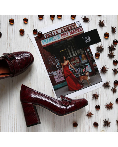 Туфли из бордовой лаковой кожи под рептилию с фурнитурой и обтяжным каблуком Арт. 853-5/48Ок