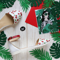 Босоножки из кожи с принтом вишня и красным ремешком  Арт. 01-2VG