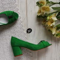 Туфли из ярко-зеленого велюра с фурнитурой на блестящем низком каблуке Арт. 605-3/45Ок-2550