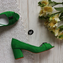 Туфли из ярко-зеленого велюра с фурнитурой на блестящем низком каблуке Арт. 605-3/45Ок-2550