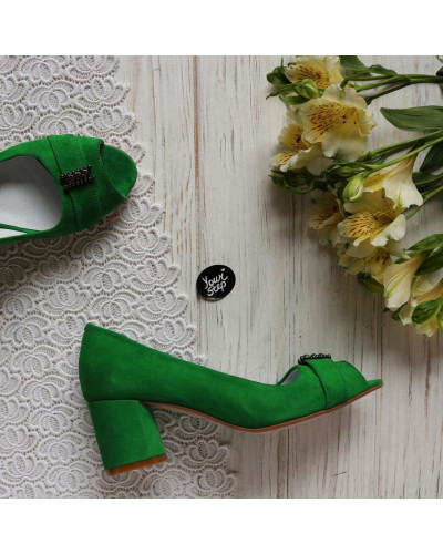 Туфли из ярко-зеленого велюра с фурнитурой на блестящем низком каблуке Арт. 605-3/45Ок-2550