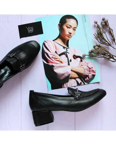 Туфли из черной кожи со вставками под питон с фурнитурой на низком каблуке Арт. 456-3/53Ok-2578