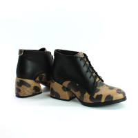 Ботильоны из черной кожи с принтом под ягуар на обтяжном каблуке Арт. 605-8/w324Ок
