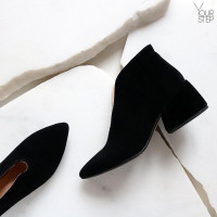 Ботильоны с глубоким вырезом из черной замши на обтяжном каблуке Арт. 657-6/w324Ок