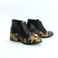 Ботильоны из черной кожи с принтом под ягуар на обтяжном каблуке Арт. 605-8/w324Ок