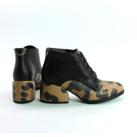 Ботильоны из черной кожи с принтом под ягуар на обтяжном каблуке Арт. 605-8/w324Ок