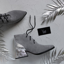 Ботильоны из светло-серой замши с обтяжным каблуком Арт. 657-10/w324Ок