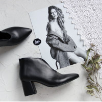 Ботильоны с глубоким вырезом из черной кожи на обтяжном каблуке Арт. 657-6/47Ок