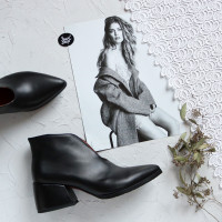 Ботильоны с глубоким вырезом из черной кожи на обтяжном каблуке Арт. 657-6/w324Ок