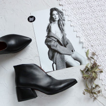 Ботильоны с глубоким вырезом из черной кожи на обтяжном каблуке Арт. 657-6/w324Ок