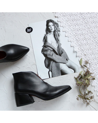 Ботильоны с глубоким вырезом из черной кожи на обтяжном каблуке Арт. 657-6/w324Ок