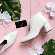 Ботильоны с глубоким вырезом из белой кожи на обтяжном каблуке Арт. 657-6/47Ок