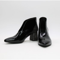 Ботильоны с глубоким вырезом из черного наплака с обтяжным каблуком Арт. 657-7/47Ок