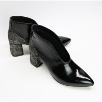 Ботильоны с глубоким вырезом из черного наплака с обтяжным каблуком Арт. 657-7/47Ок