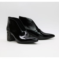 Ботильоны с глубоким вырезом из черного наплака с обтяжным каблуком Арт. 657-7/47Ок