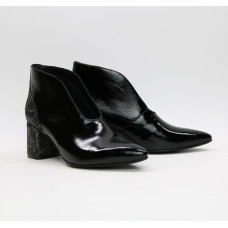 Ботильоны с глубоким вырезом из черного наплака с обтяжным каблуком Арт. 657-7/47Ок