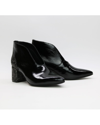 Ботильоны с глубоким вырезом из черного наплака с обтяжным каблуком Арт. 657-7/47Ок