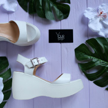 Босоніжки з білої шкіри на танкетці Арт. 352-2/21900