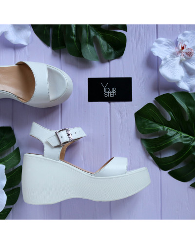 Босоніжки з білої шкіри на танкетці Арт. 352-2/21900