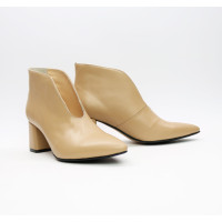 Ботильоны с глубоким вырезом из карамельной кожи на обтяжном каблуке Арт. 657-6/47Ок