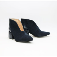 Ботильоны с глубоким вырезом из темно-синей замши со вставкой Арт. 657-7/w324Ок